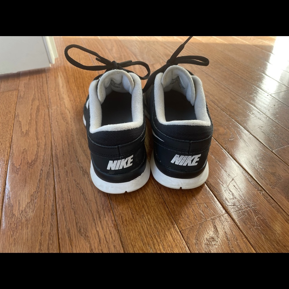 Black and White Nike Running Shoes - Picture 3 of 6